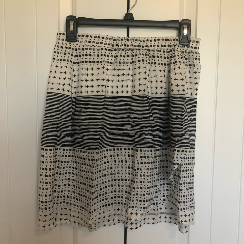 Madewell size S lined skirt with elastic waistband & side curving overlay detail